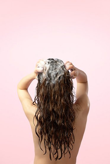 Das Plantur 21 #langehaare Nutri-Coffein-Shampoo versorgt die Haarwurzeln mit neuer Wachstumskraft